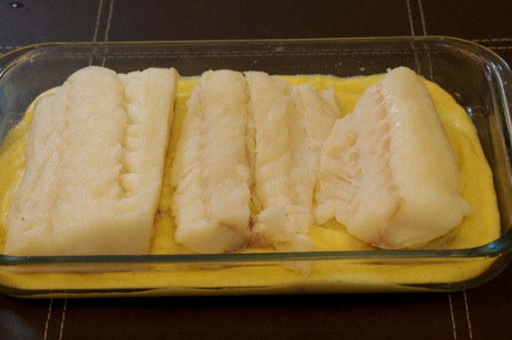 Deite o bacalhau sobre o purê